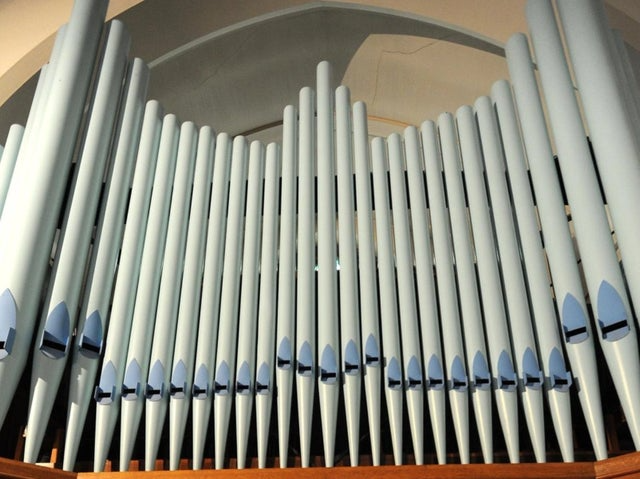 White and grey vertically-placed organ pipes