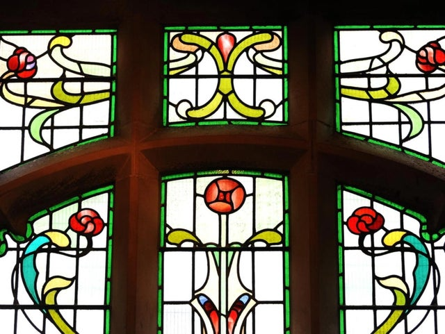 Red and green flower motif stained glass window in North Shore Methodist Church